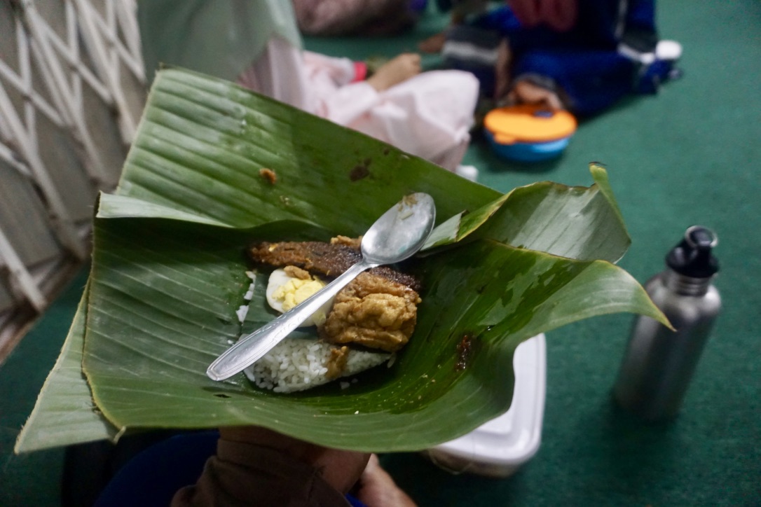 Daun pisang kini makin dilirik sebagai pembungkus makanan dan kemasan produk karena kesadaran diet plastik sekali pakai mulai meningkat | Foto: Luh De Suriyani/Mongabay Indonesia