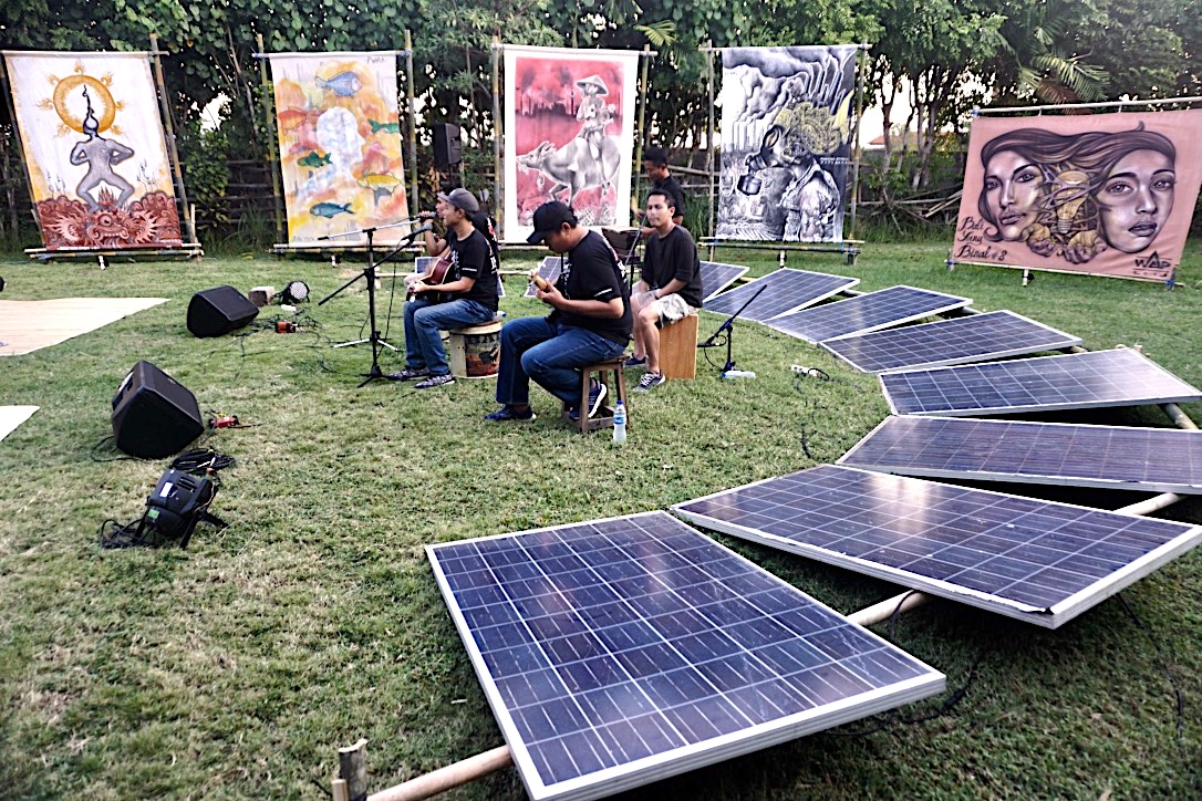 Penggunaan panel surya untuk sumber listrik dan event pameran Bali yang Binal | Foto: Luh De Suriyani/Mongabay Indonesia