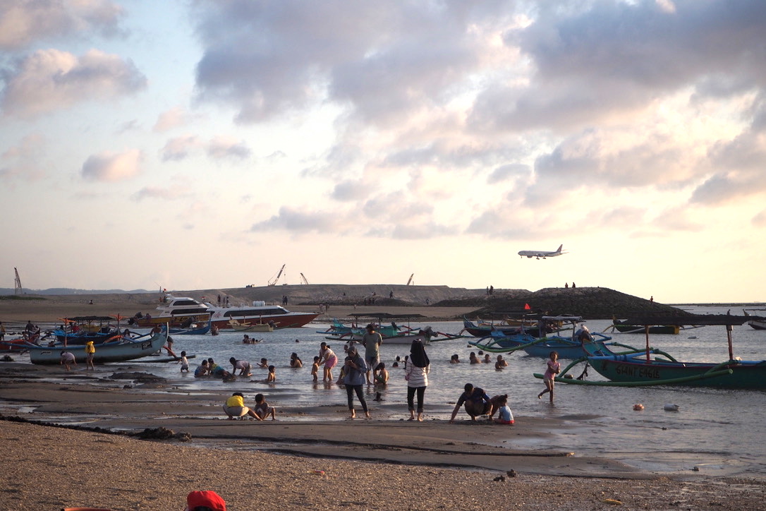 Jejak Abrasi di  Kuta Hilangnya Bekas Pelabuhan di  Pantai  