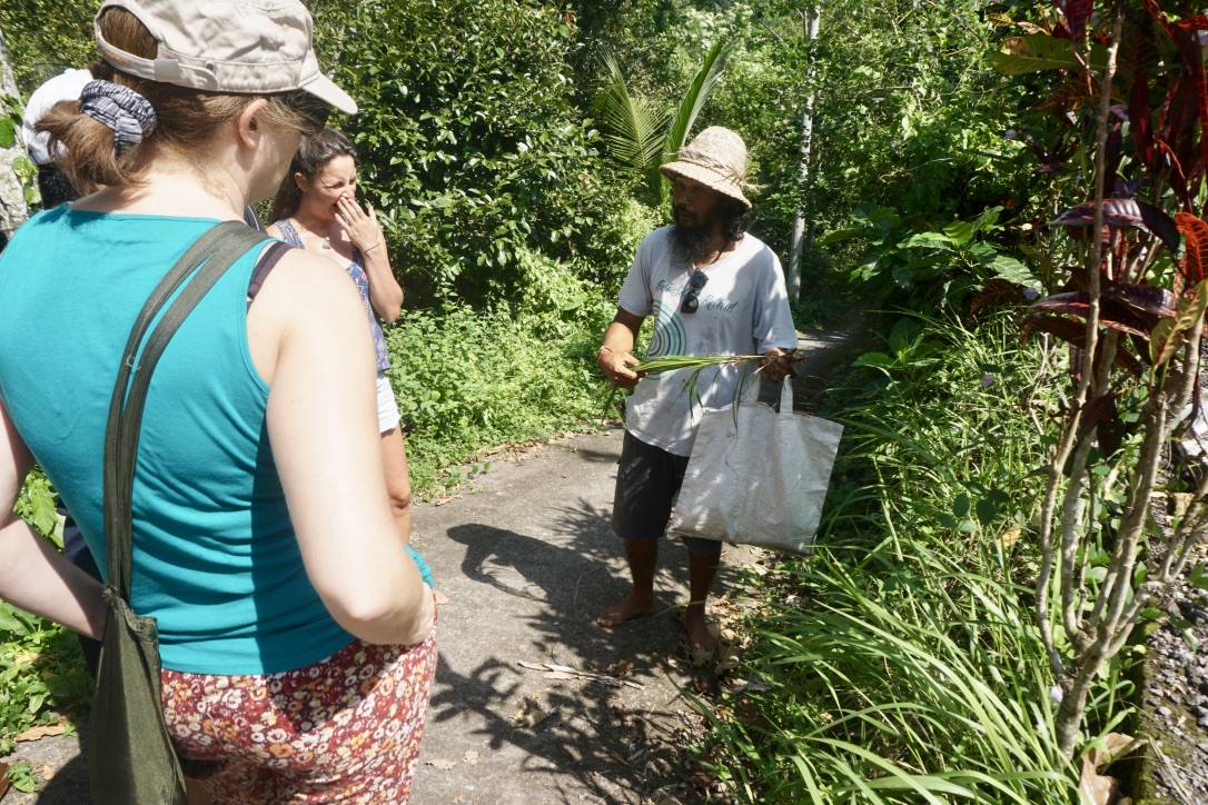 Sangtu, pemandu yang informatif kepada wisatawan peserta trekking untuk mengeksplorasi semua tanaman yang ditemui sepanjang perjalanan | Foto: Luh De Suriyani/Mongabay Indonesia