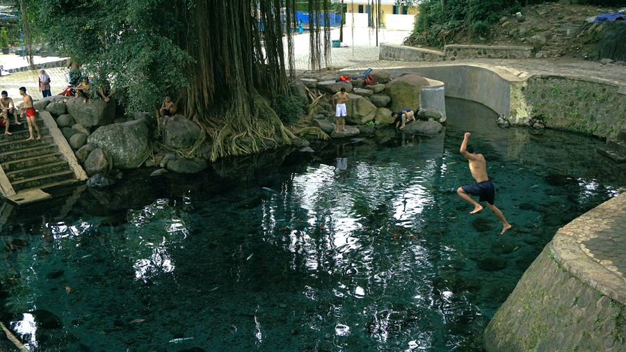 Umbul Kapilaler di Desa Ponggok, Polanharjo, Klaten, Jateng, destinasi wisata yang dibiarkan alami tanpa perubahan. Foto : Anton Wisuda/Mongabay Indonesia