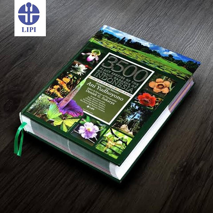 Buku “3500 Plant Species of Botanic Gardens of Indonesia” memuat sejumlah foto Ani Yudhoyono. Foto: LIPI