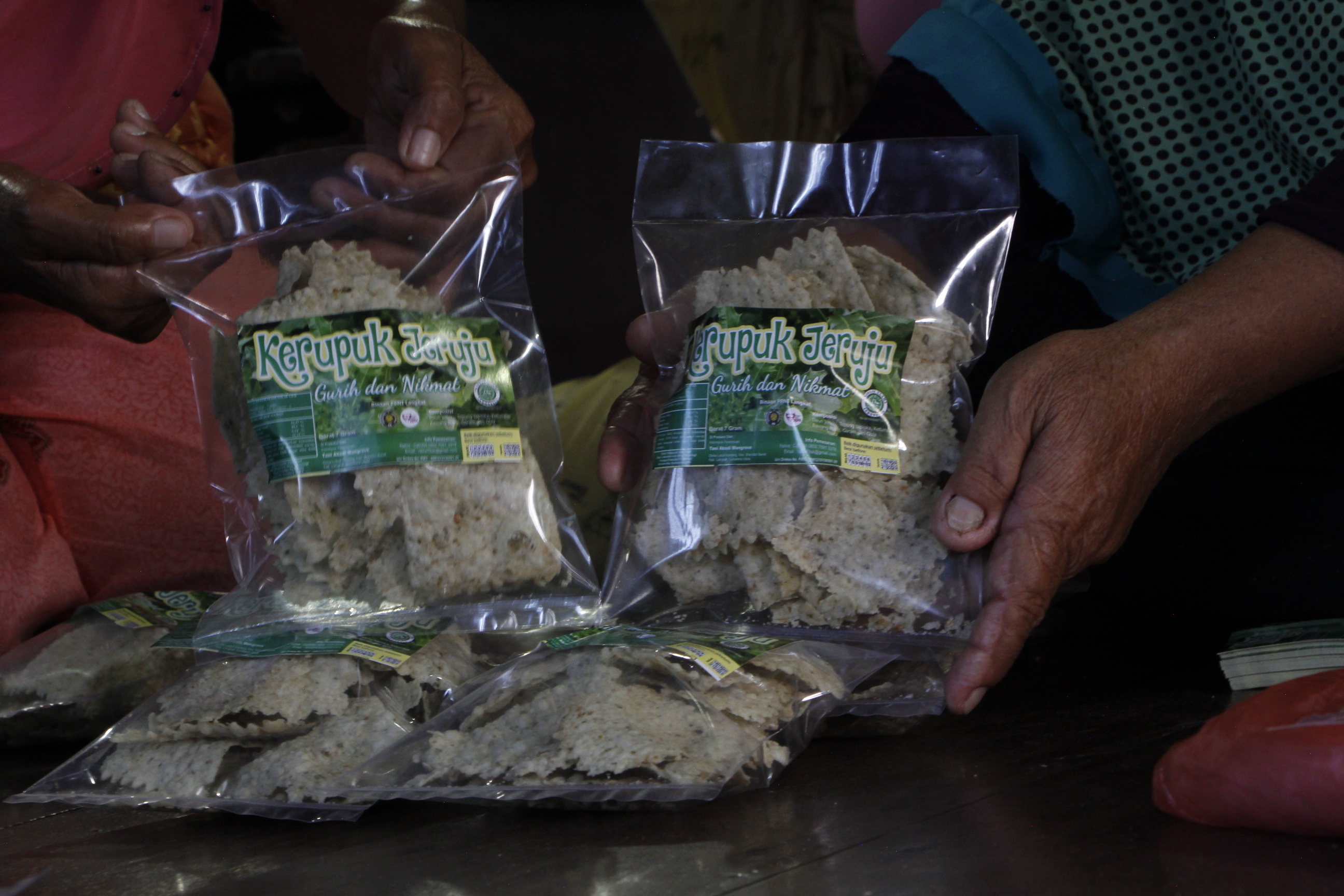 Kerupuk jeruju hasil olahan para perempuan Kelompok Tani Abadi Mangrove dijual Rp5.000 per bungkus dengan berat satu ons | Foto: Ayat S Karokaro/ Mongabay Indonesia