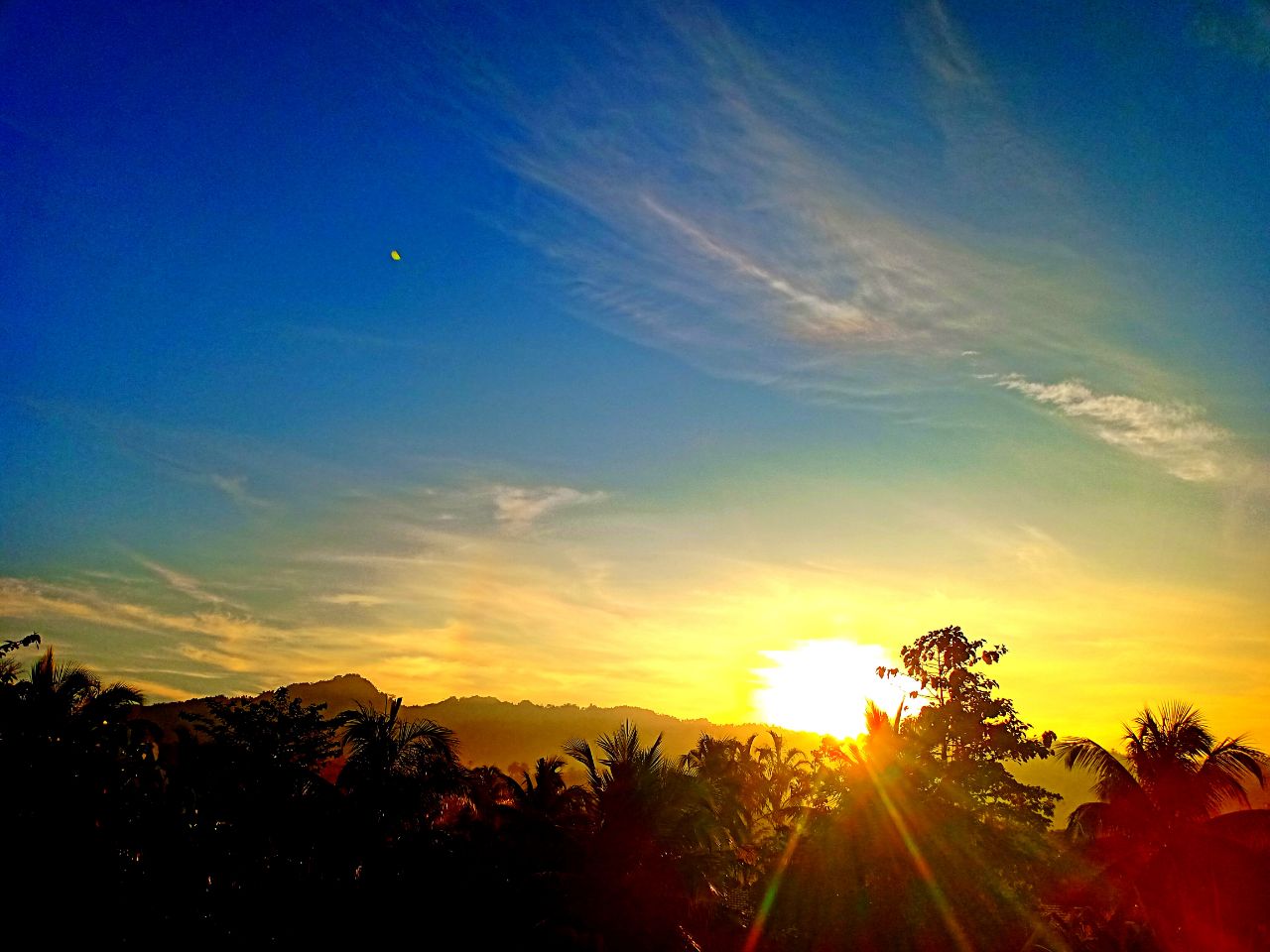 Pemandangan di SPB TNAL selain alam yang indah juga bisa menyaksikan matahari terbit | Foto: Jamal Adam
