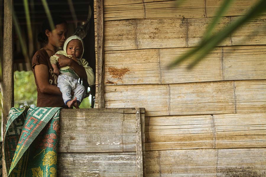 Mengurus anak dan keluarga tetap dilakukan perempuan Semende selain menjaga lingkungan | Foto: Nopri Ismi/Mongabay Indonesia