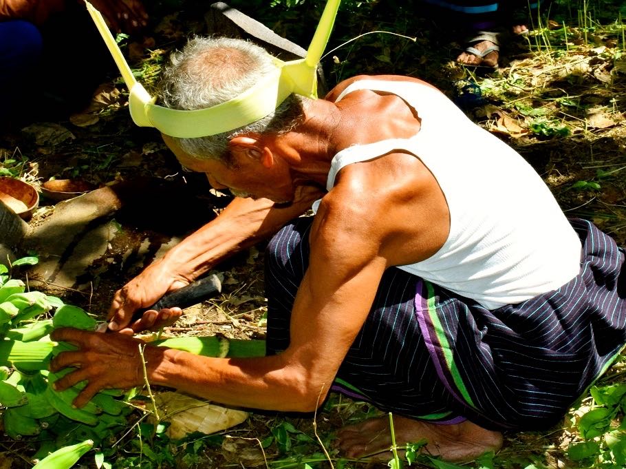 Tetua adat Desa Lamatokan, Kecamatan Ile Ape Timur, Kabupaten Lembata sedang membuat ritual adat puro di Namang untuk mengesahkan muro laut,daerah larangan tangkap ikan di laut kawasan Teluk Hadakewa.Foto: Ebed de Rosary/Mongabay Indonesia.