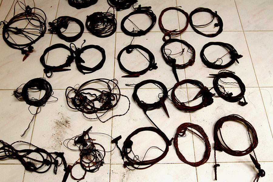 Ilustrasi. Berbagai jenis dan ukuran jerat yang biasa dipasang pemburu Foto: Junaidi Hanafiah/Mongabay Indonesia