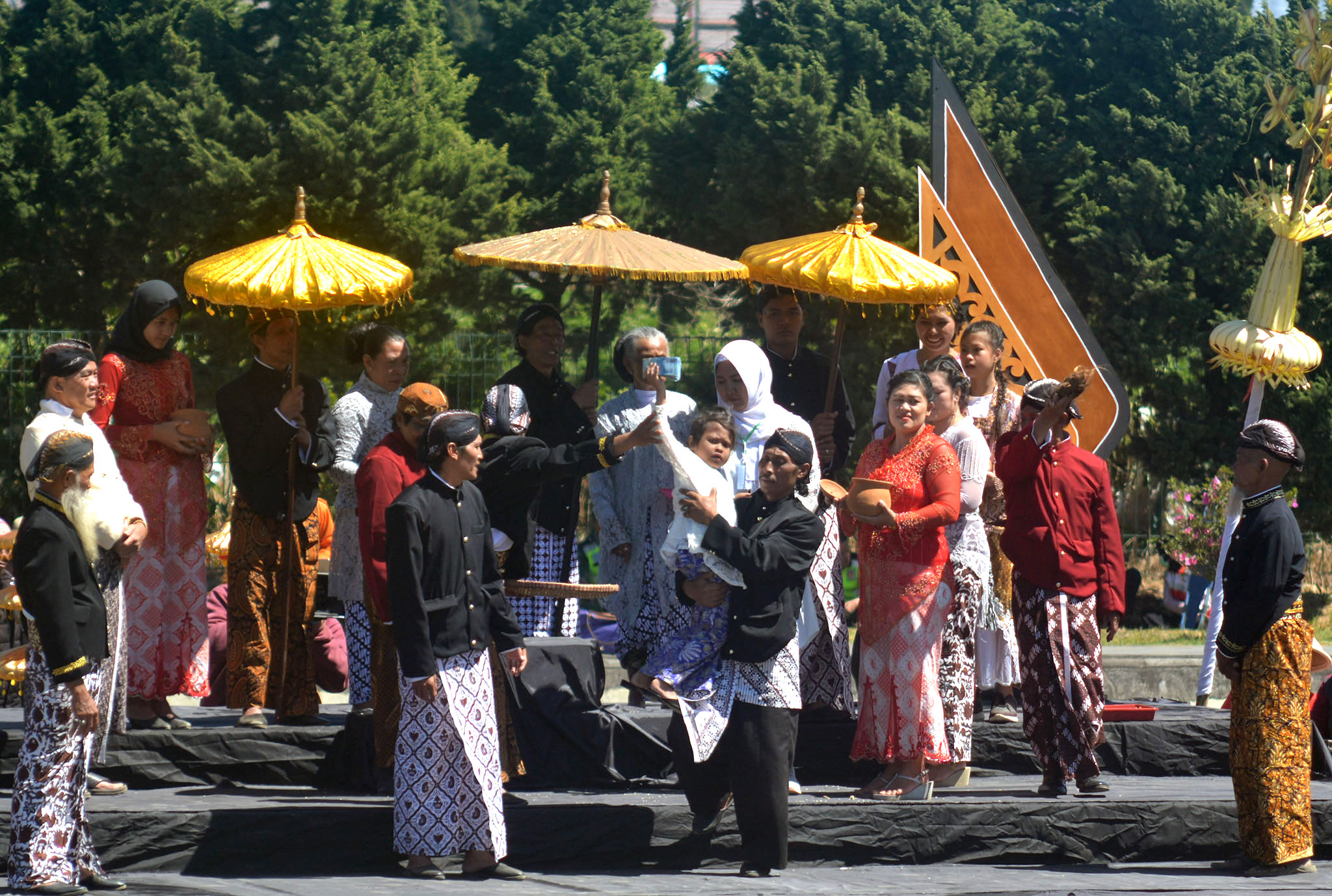 Mengikuti Ritual Pemotongan Rambut Gimbal di Dieng, Ini 