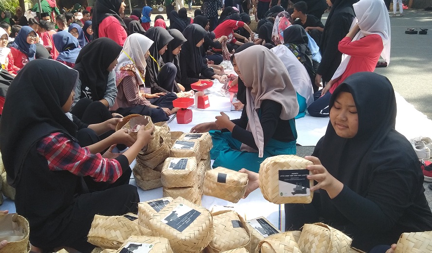 Kurangi Plastik, Wadah Daging Kurban Pakai Besek ...