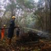 Pemadaman api di konsesi perusahaan yang terbakar/ Foto: Yitno Suprapto/ Mongabay Indonesia