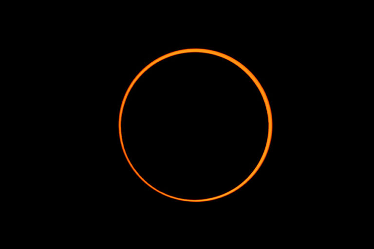 Gambar gerhana matahari cincin yang benar adalah