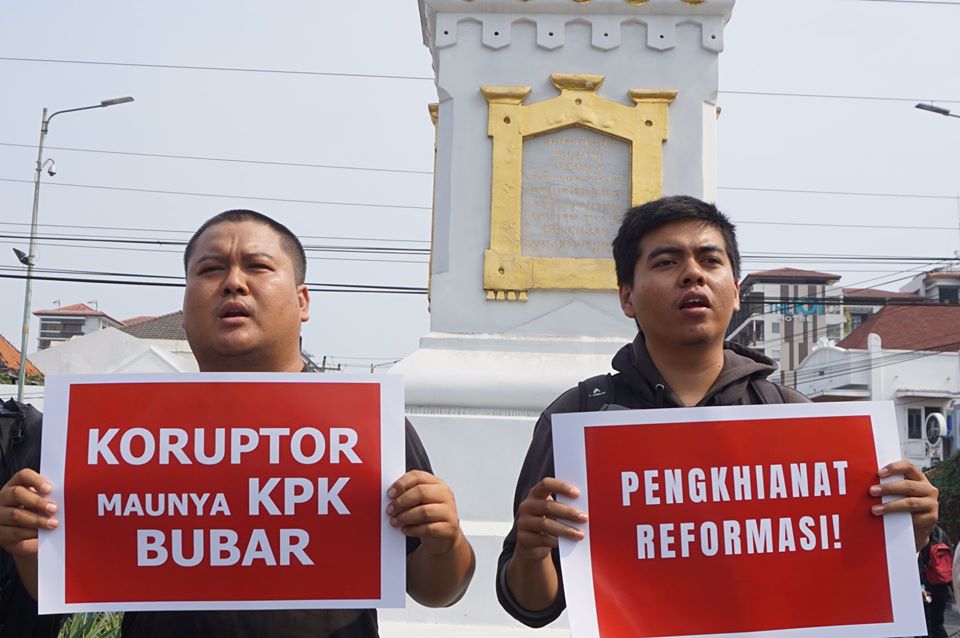 Aksi AJI Yogyakarta menolak pelemahan KPK , November tahun lalu. Foto: AJI Jogja