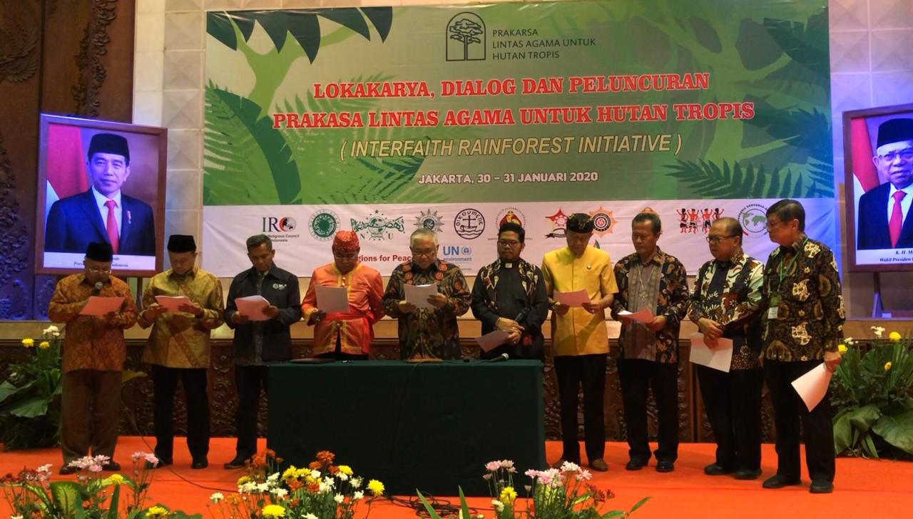 Tokoh lintas organisasi agama dan organisasi masyarakat adat menyerukan untuk melindungi hutan di Indonesia. Mereka tergabung dalam aliansi Interfaith Rainforest Initiative (IRI). Foto: dokumen AMAN