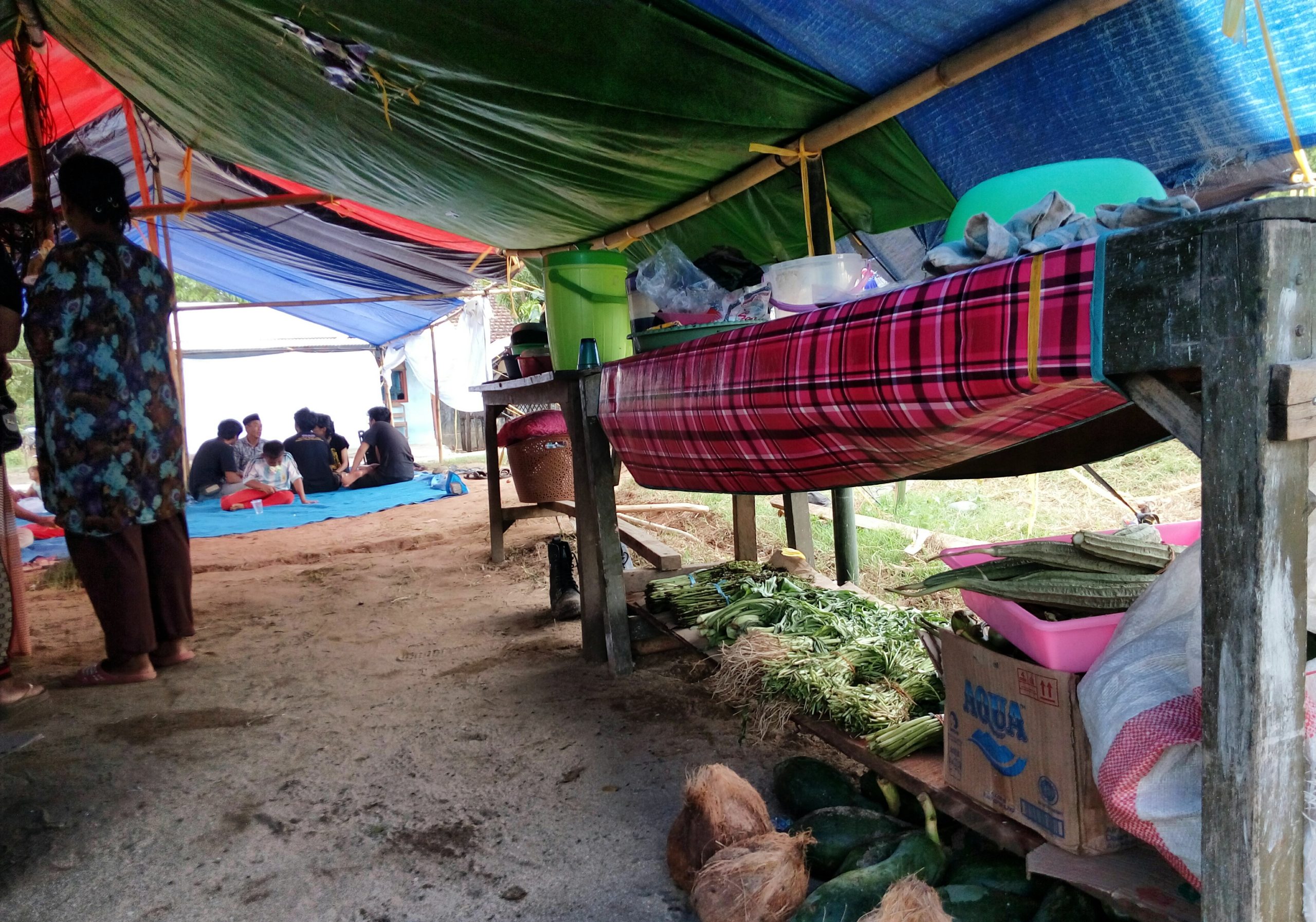 Sayur mayur sumbangan atau gotong royong warga di dapur umum tenda perjunagan Dusun Pancer. Foto: RZ Hakim/Mongabay Indonesia