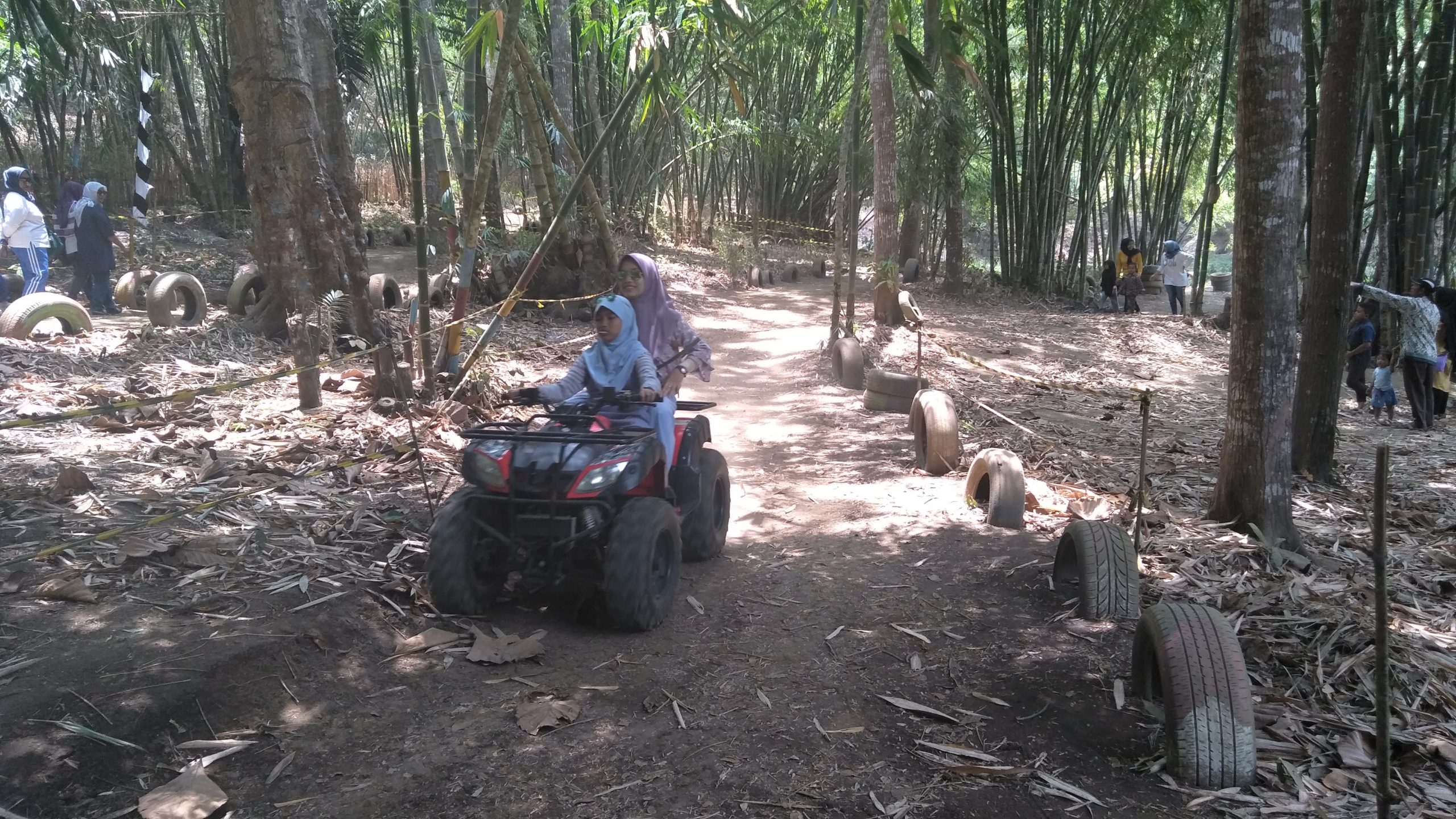 Arboretum bambu juga menjadi sirkuit motor ATV, digunakan bermain para pengunjung. Foto: Eko Widianto/ Mongabay Indonesia