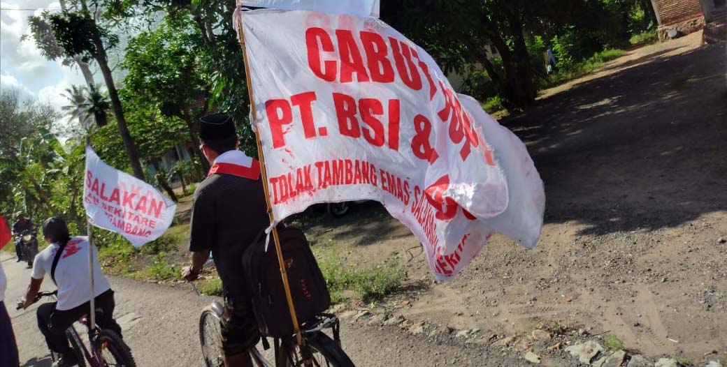 Pada 15 Februari 2020, warga Desa Sumberagung, Kecamatan Pesanggaran, Banyuwangi, Jawa Timur, aksi kayuh sepeda ke Surabaya. Mereka menuntut Gubernur Jawa Timur mencabut Izin usaha pertambangan emas, PT Bumi Suksesindo (BSI) dan PT Damai Suksesindo (DSI). Foto: For Banyuwangi