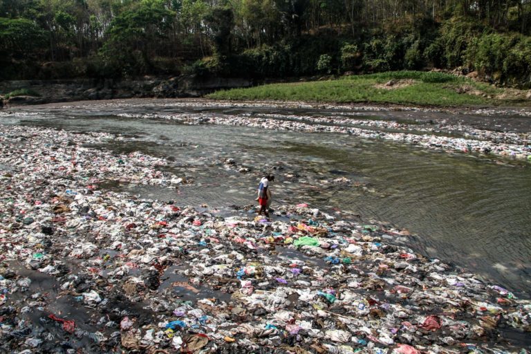 Warga mencari sampah di kawasan sungai Brantas saat air sungai surut di musim kemarau. Foto: Falahi Mubarok/ Mongabay Indonesia