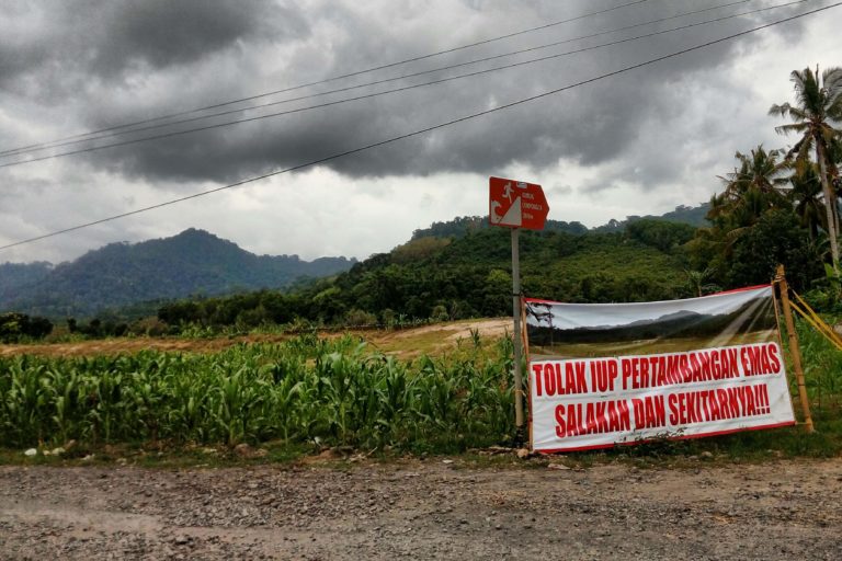 Gunung Salakan, tampak dari kejauhan, yang akan jadi sasaran eksplorasi tambang emas. Foto: RZ Hakim/ Mongabay Indonesia