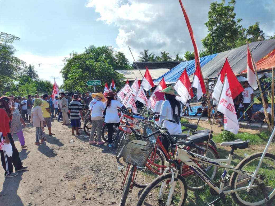Perempuan dan laki-laki warga Banyuwangi penolak tambang bersiap kayuh sepeda ke Surabaya, mencari keadilan. Foto: For Banyuwangi