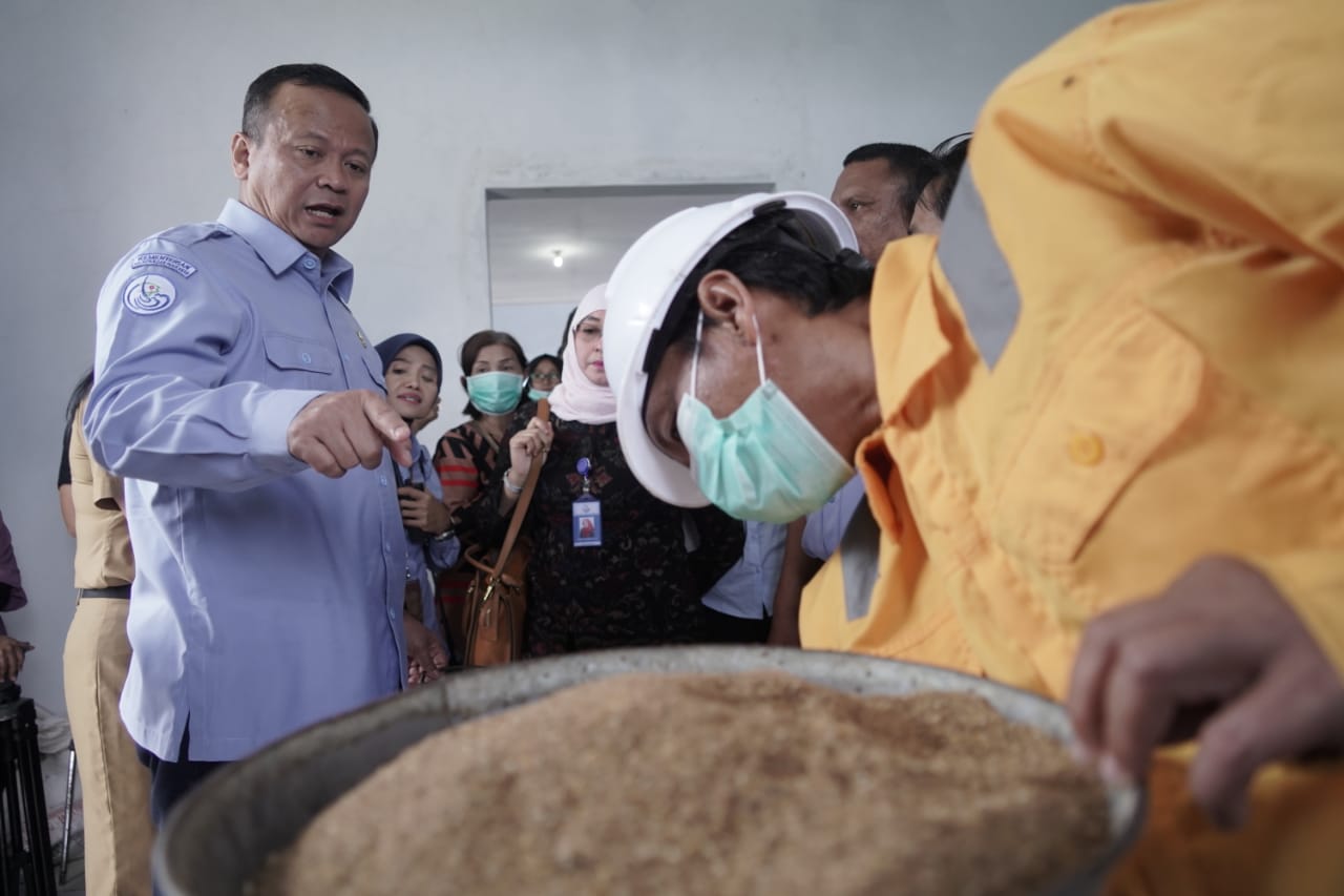 Bertahan di Tengah Wabah COVID 19 dengan Pakan Ikan Mandiri - Mongabay.co.id