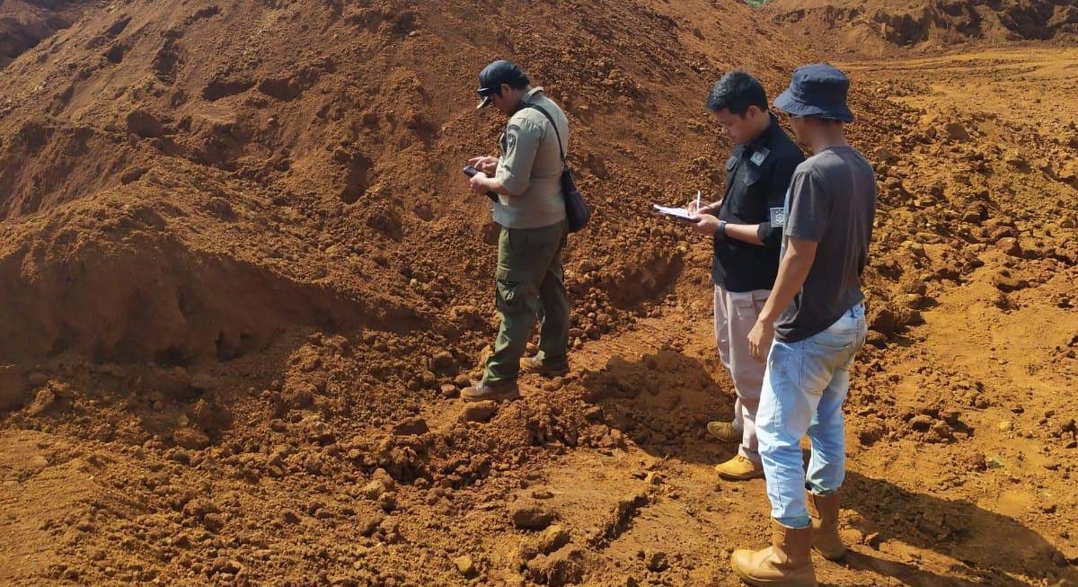 Polres Konut menyita 300 ton ore nikel hasil penambangan ilegal PT Naga Bara Perkasa di Blok Matarape, Konawe Utara. Ore nikel ini dijadikan barang bukti untuk di persidangan. (Foto Istimerah Polres Konut)