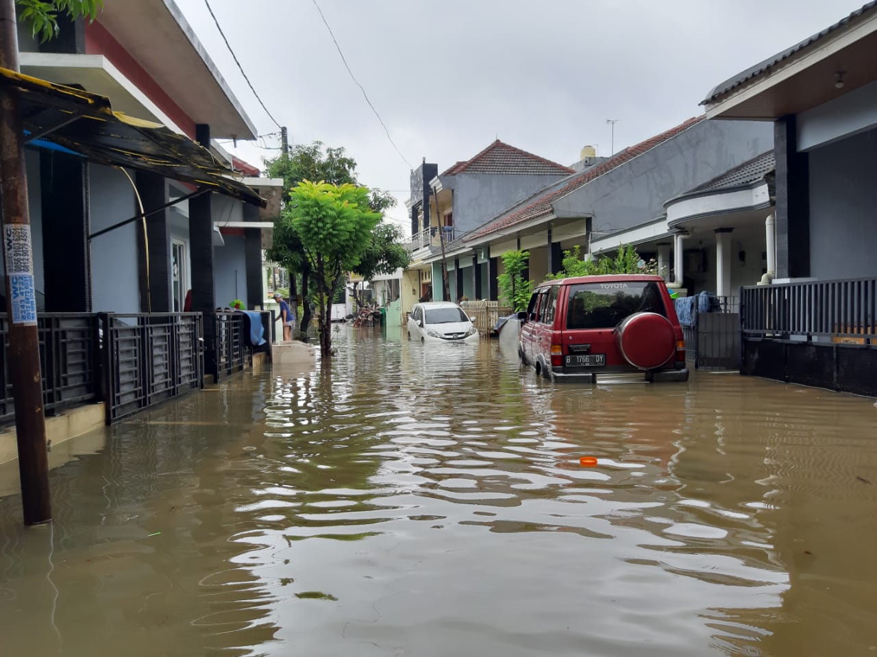 Banjir menggenangi perumahan di Bekasi. Foto: Lusia Arumingtyas/ Mongabay Indonesia