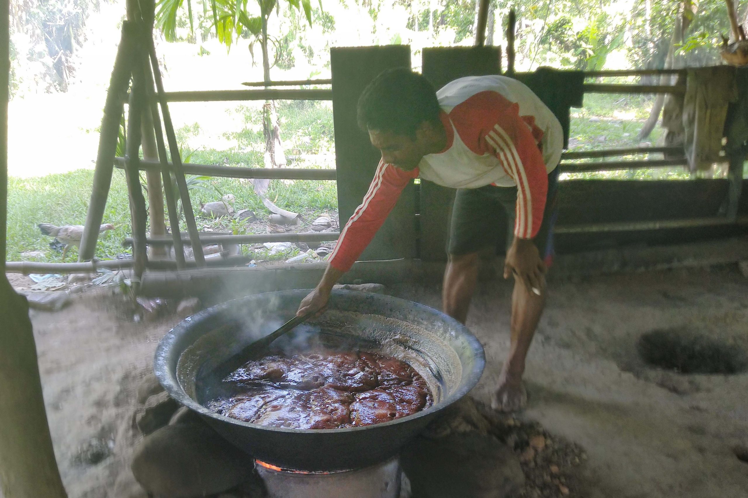 Fadli memasak air nira untuk jadi gula aren. Foto: Mahmud Ichi/ Mongabay Indonesia