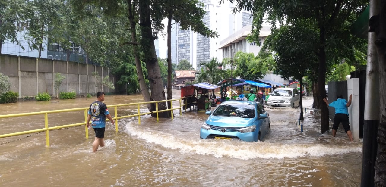 Banjir di Komplek Polri, Gatot Subroto, pada 25 Februari lalu. Hujan deras dan Sungai Krukut meluap, hingga membanjiri jalanan dan rumah warga. Foto: Sapariah Saturi/ Mongabay Indonesia 
