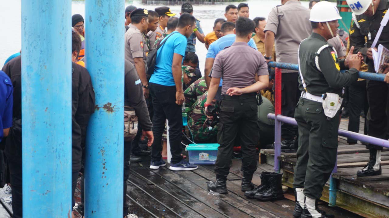  Proses evakuasi korban Dandim Letkol Kav. Bambang Kristinato jabatan Dandim Kuala Kapuas. Foto:Reynaldo