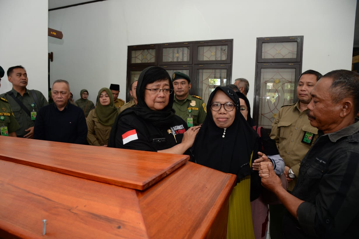 Siti Nurbaya. Menteri LHK, saat melepas pegawainya yang tewas dalam kecelakaan di Sungai Sebangau. Foto: dokumen KLHK