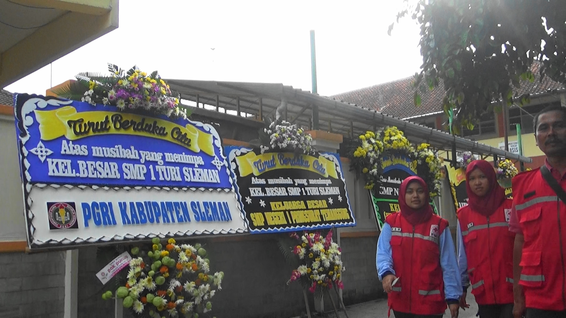 Karangan bunga di depan SMP 1 Sleman. Foto: NUswantoro/ Mongabay Indonesia