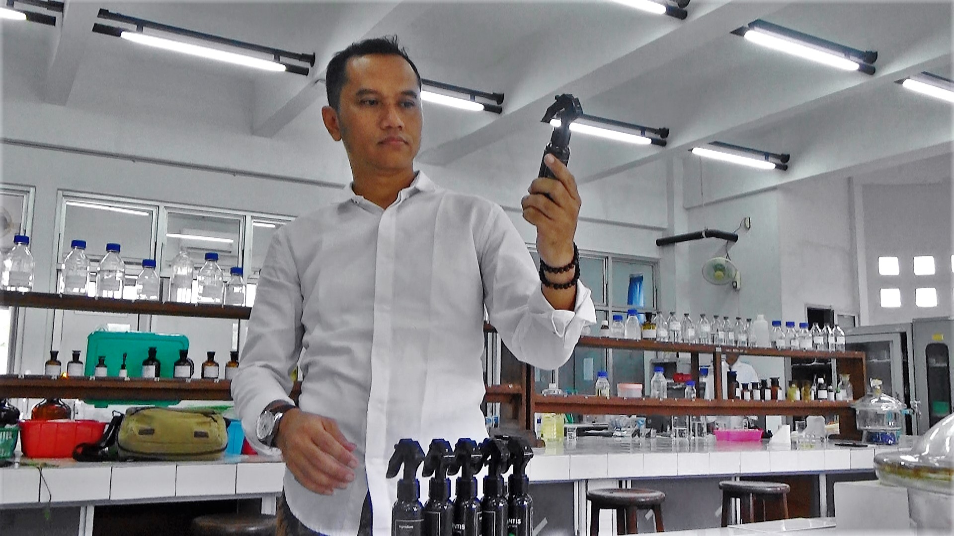 Ronny Martien, dosen Universitas Gadjah Mada, penemu hand sanitizer berbahan alam. Nama produknya, piperantis spray nanopolimer infusa daun sirih. Foto: Nuswantoro/ Mongabay Indonesia