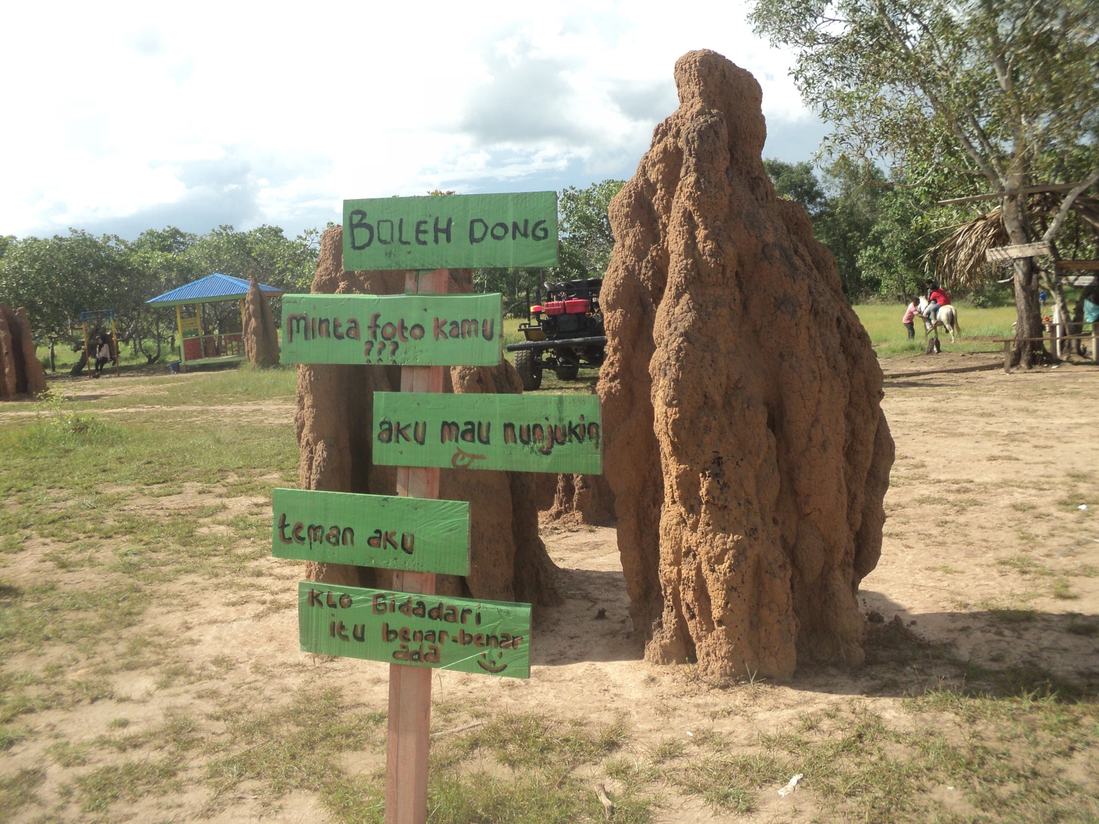 Papan nama untuk mengajak setiap pengunjung berswafoto di samping Candi Musamus ini. Foto: Agapitus Batbual/ Mongabay Indonesia