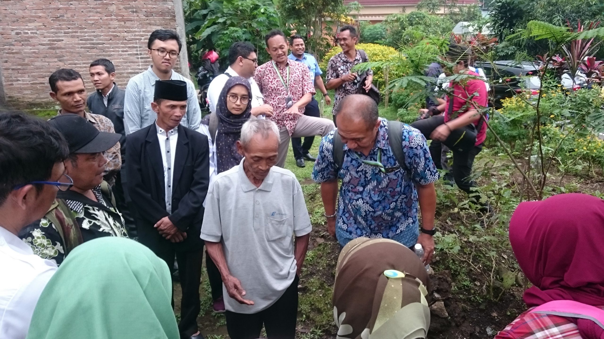 Untung Suripto, warga Kelurahan Randuacir, sedang menjelaskan keberadaan sumur resapan di halaman rumahnya. Foto: Nuswantoro/ Mongabay Indonesia