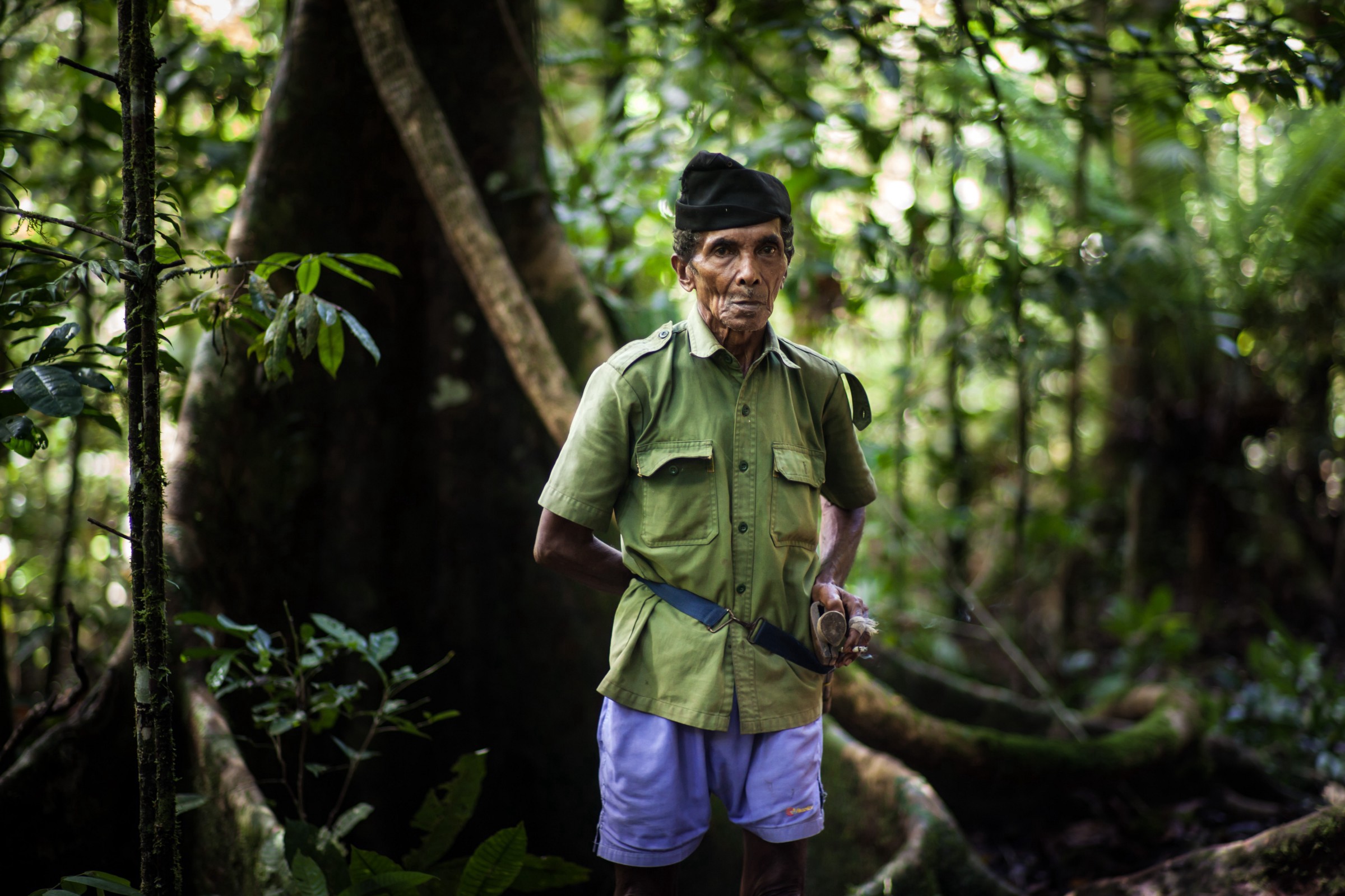 Josephus Ganobal, ayah dari Mika, tengah berada di hutan dekat rumahnya di Lorang. Foto oleh Leo Plunkett/The Gecko Project/Earthsight.