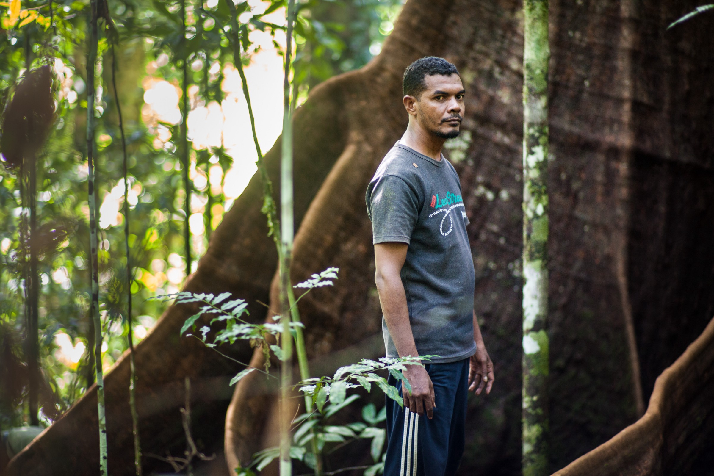 Mika Ganobal tengah berada di hutan dekat kampung halamannya di Lorang, Aru tengah. Foto oleh Leo Plunkett/The Gecko Project/Earthsight.