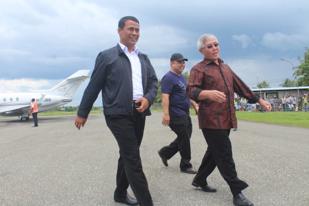mran Sulaiman (kiri) tiba di bandara di Dobo bersama Bupati Johan Gonga (p