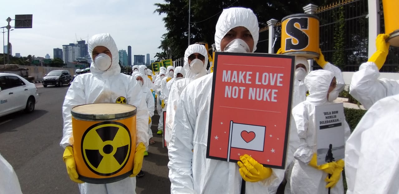 Aksi Greenpeace peringati tragedi Fukushima sekaligus tolak PLTN di Jakarta. Foto: Sapariah Saturi/ Mongabay Indonesia
