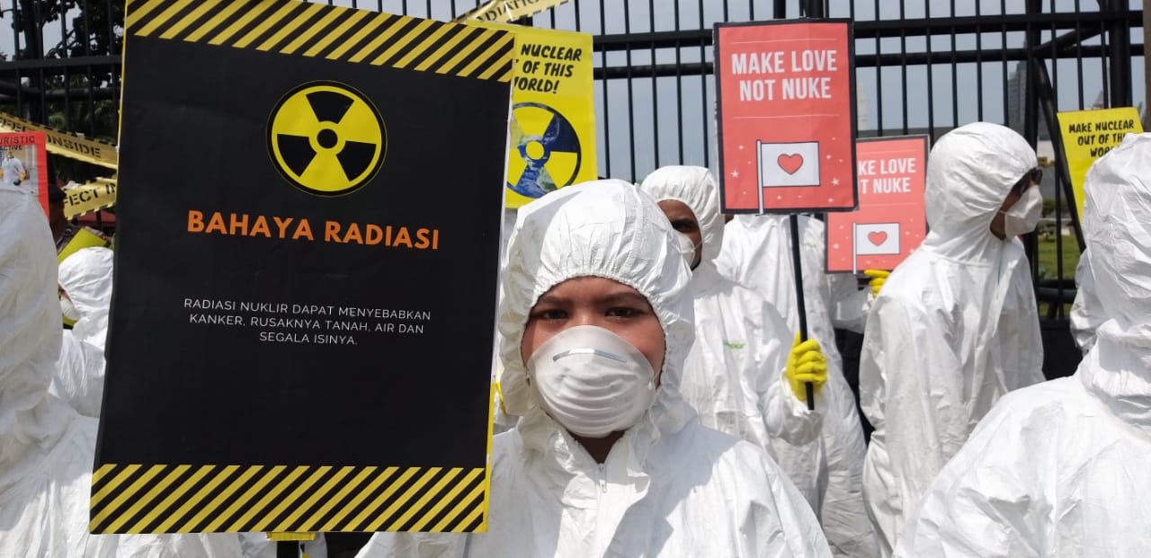 Greenpeace mengingatkan bahaya radiasi nuklir. Kala negara-negara akan menyetop pembangkit nuklir, Indonesia malah sebaliknya, malah mau bangun nuklir. Foto: Sapariah Saturi/ Mongabay Indonesia