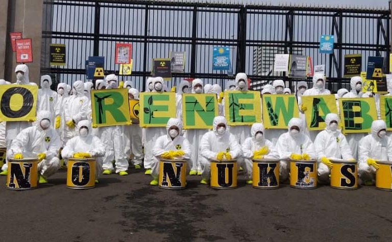 Aksi Greenpeace tolak PLTN, dan bersegera beralih ke energi terbarukan, Jumat pekan lalu di depan Gedung DPR Jakarta. Foto: Sapariah Saturi/ Mongabay Indonesia