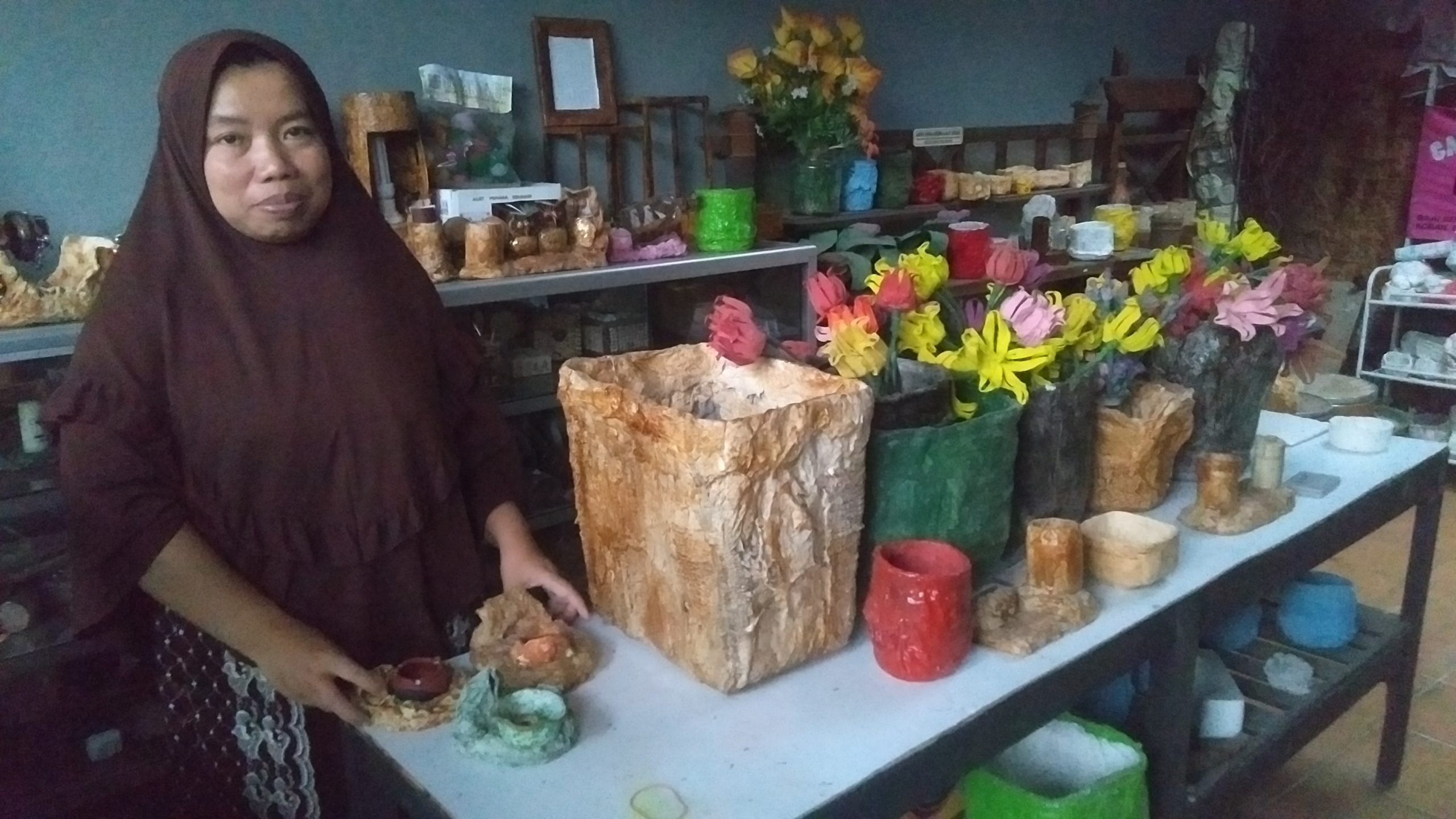 Beragam vas bunga dan bunga-bunga dari diapers bekas. Foto: Eko Widianto/ Mongabay Indonesia