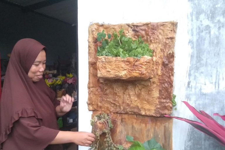 Yunita Lestari Ningsih, warga Lombokwaru, Kota Malang, berpikir keras cara memanfaatkan popok sekali pakai bekas yang tak bisa hancur dan menumpuk. Foto: Eko Widianto/ Mongabay Indonesia