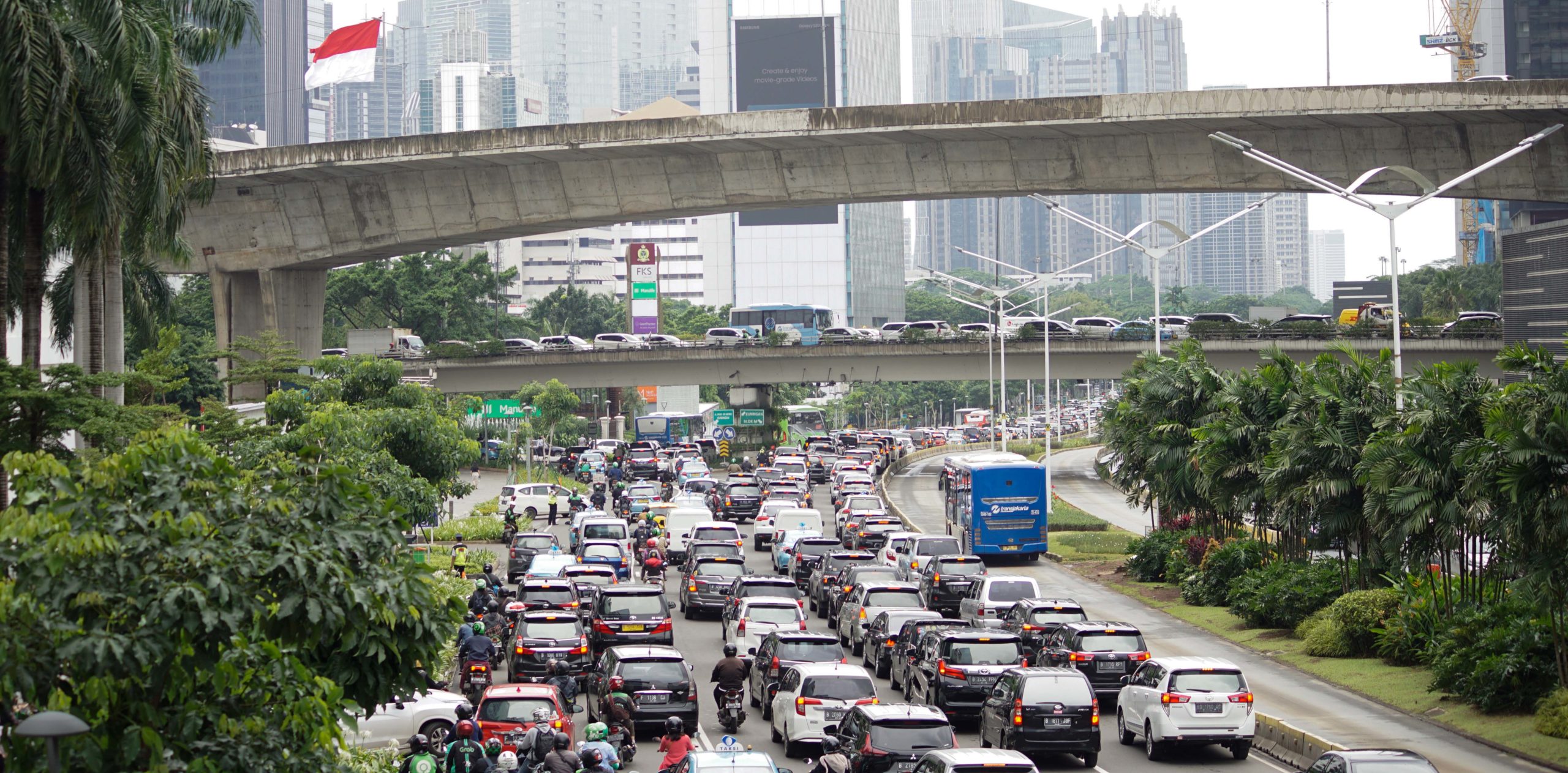 Berdasarkan data inventarisasi Dinas Lingkungan Hidup Jakarta, penyumbang polusi udara, 75% transportasi darat, 8% industri, 9% pembangkit listrik dan pemanas, dan 8% pembakaran domestik. Kendaraan bermotor yang melewati jalan di ibukota, berdasarkan data statistik transportasi Jakarta terus meningkat setiap tahun. Foto: Lusia Arumingtyas/ Mongabay Indonesia