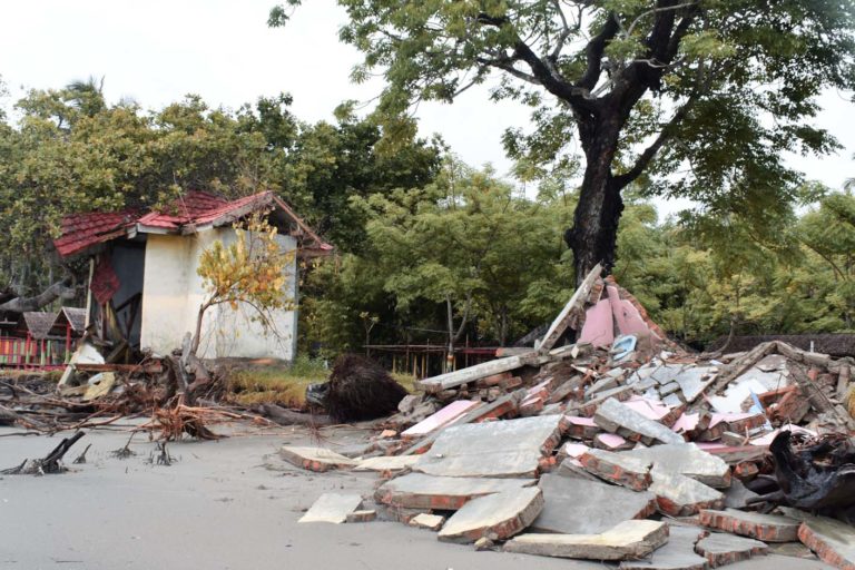 Bangunan rusak di Mampie, karena abrasi. Foto: Agus Mawan/ Mongabay Indonesia