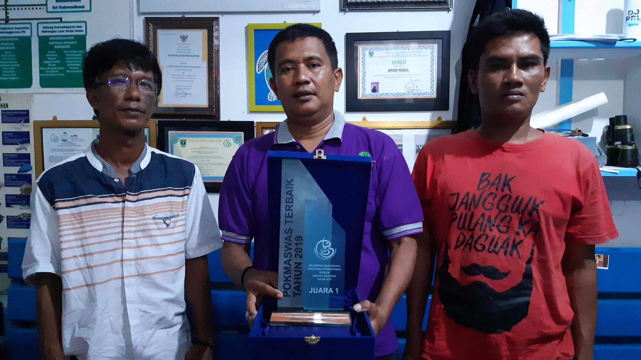 Haridman (tengah) menunjukkan penghargaan dari KKP 2019Jaka Hendra Baittri/ Mongabay Indonesia