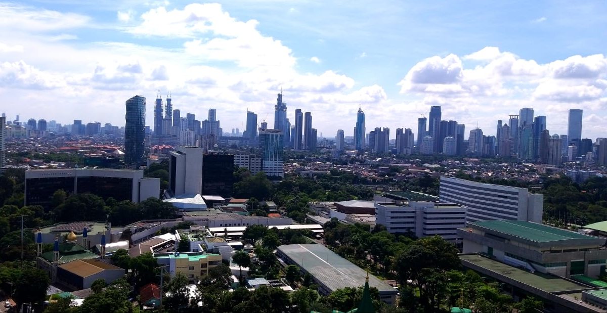 Indahnya melihat langit biru Jakarta, dengan awan putih mengarah. Sedih, karena menikmati keindahan ini harus di masa pandemi Corona... Hari-hari biasa, langit dan udara Jakarta, penuh polusi...Foto: Sapariah Saturi/ Mongabay Indonesia
