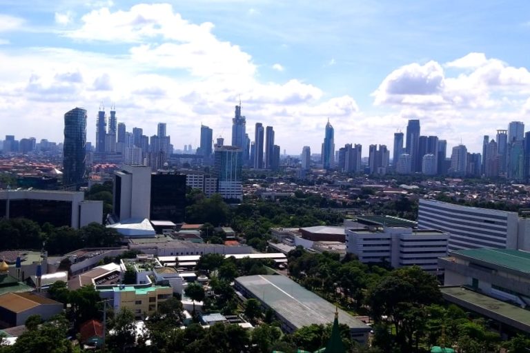 Indahnya melihat langit biru Jakarta, dengan awan putih mengarah. Sedih, karena menikmati keindahan ini harus di masa pandemi Corona... Hari-hari biasa, langit dan udara Jakarta, penuh polusi...Foto: Sapariah Saturi/ Mongabay Indonesia