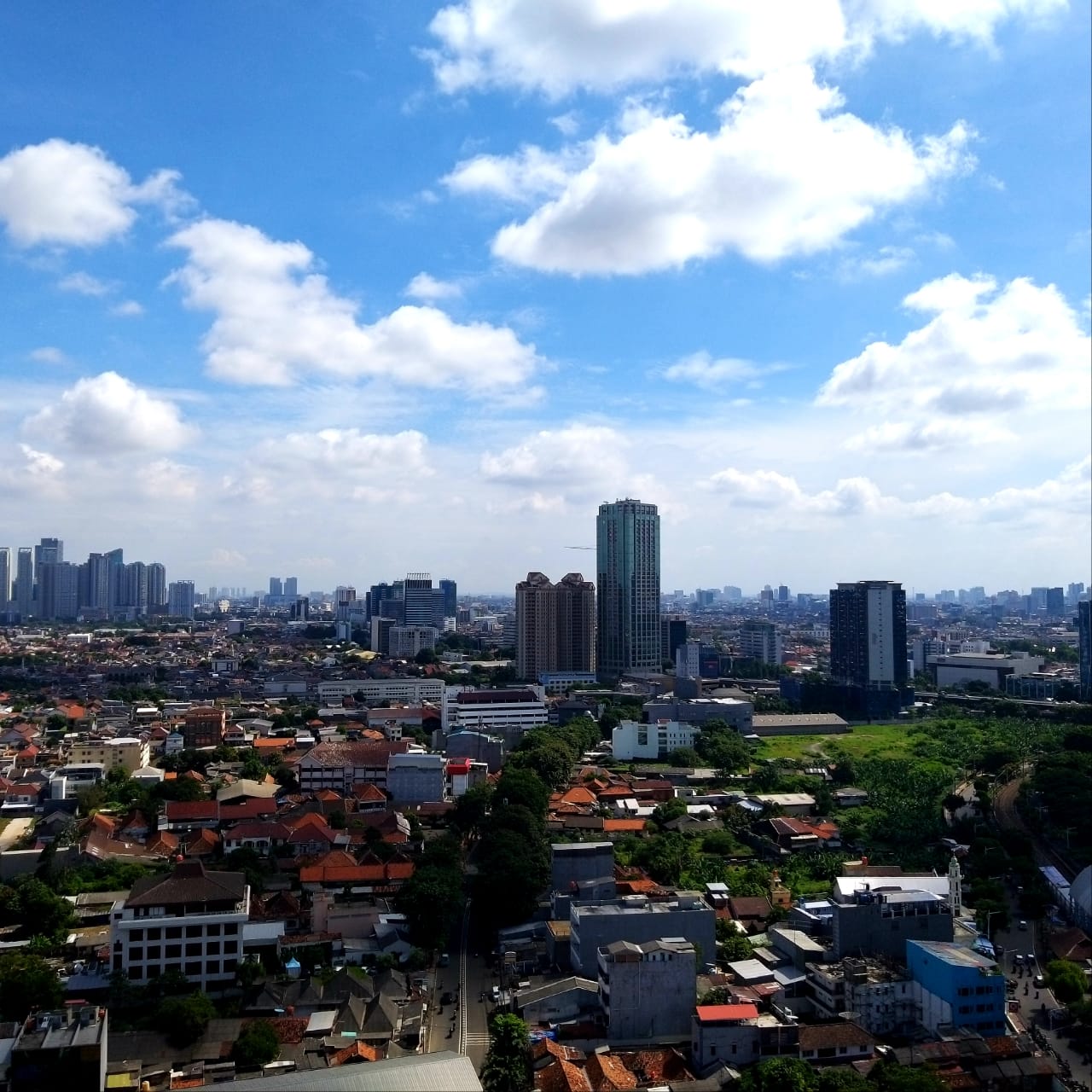 Langit cerah Jakarta, baru ada kala pandemi Corona. Foto: Sapariah Saturi/ Mongabay Indonesia