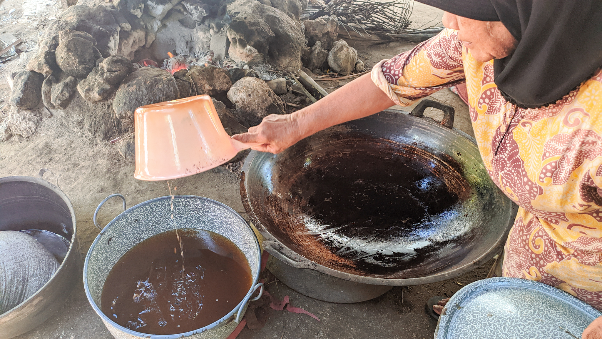 Pembuatan minyak kelapa Mandar. Foto: Agus Mawan/ Mongabay Indonesia