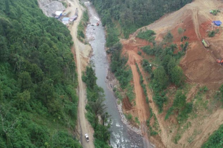 Pembangunan jalan untuk Bendungan lau Simeme, di kawasan hutan produksi. Foto: KPUPR